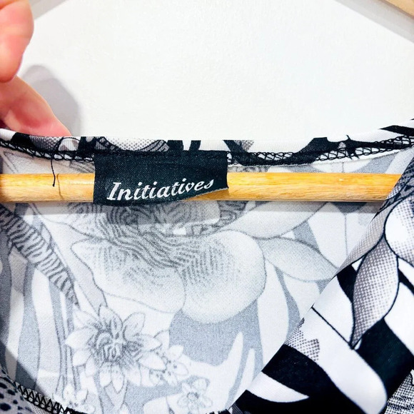 INITIATIVES Black & Beige Asymmetrical Floral Top - Picture 6 of 8